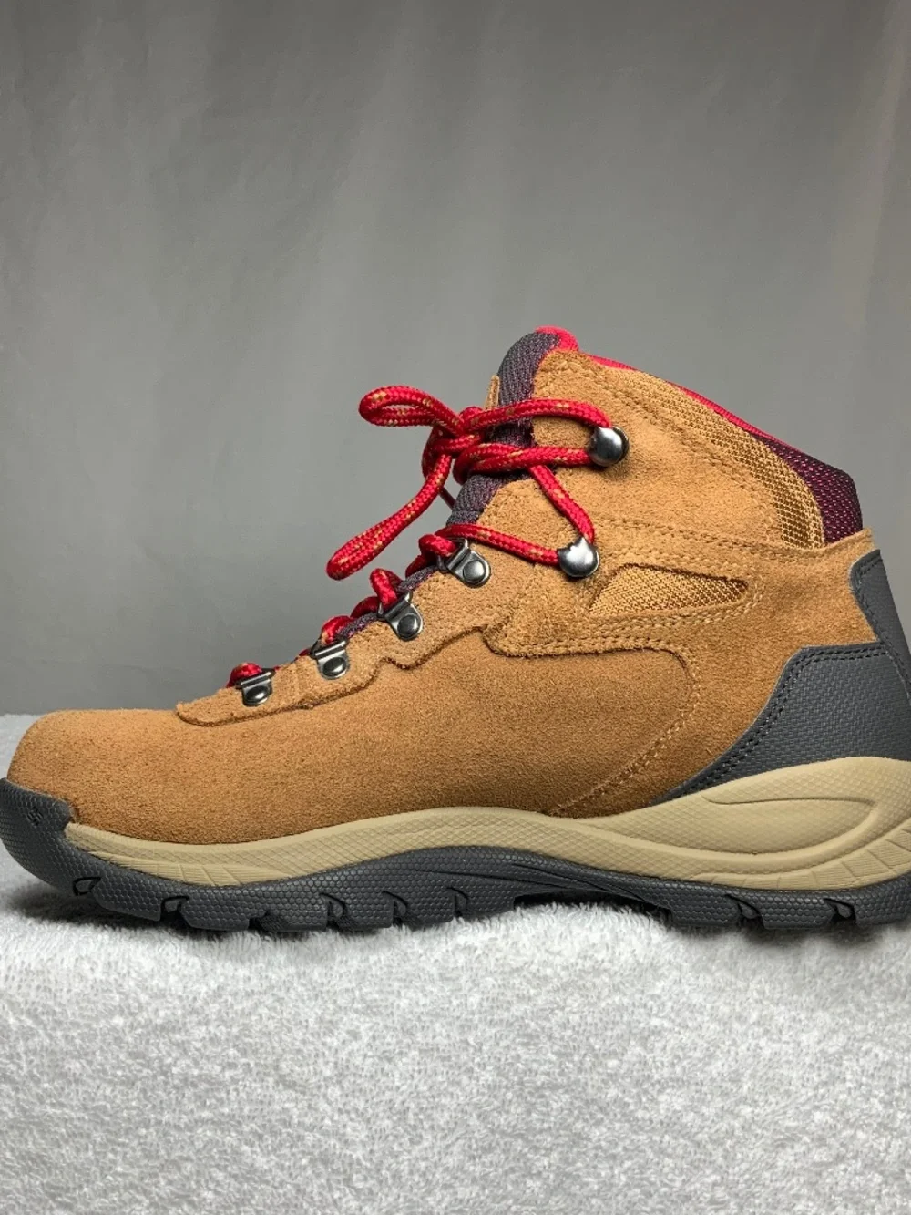 NEW - Columbia Newton Ridge™ Waterproof Amped Hiking Boot - Size 8.5